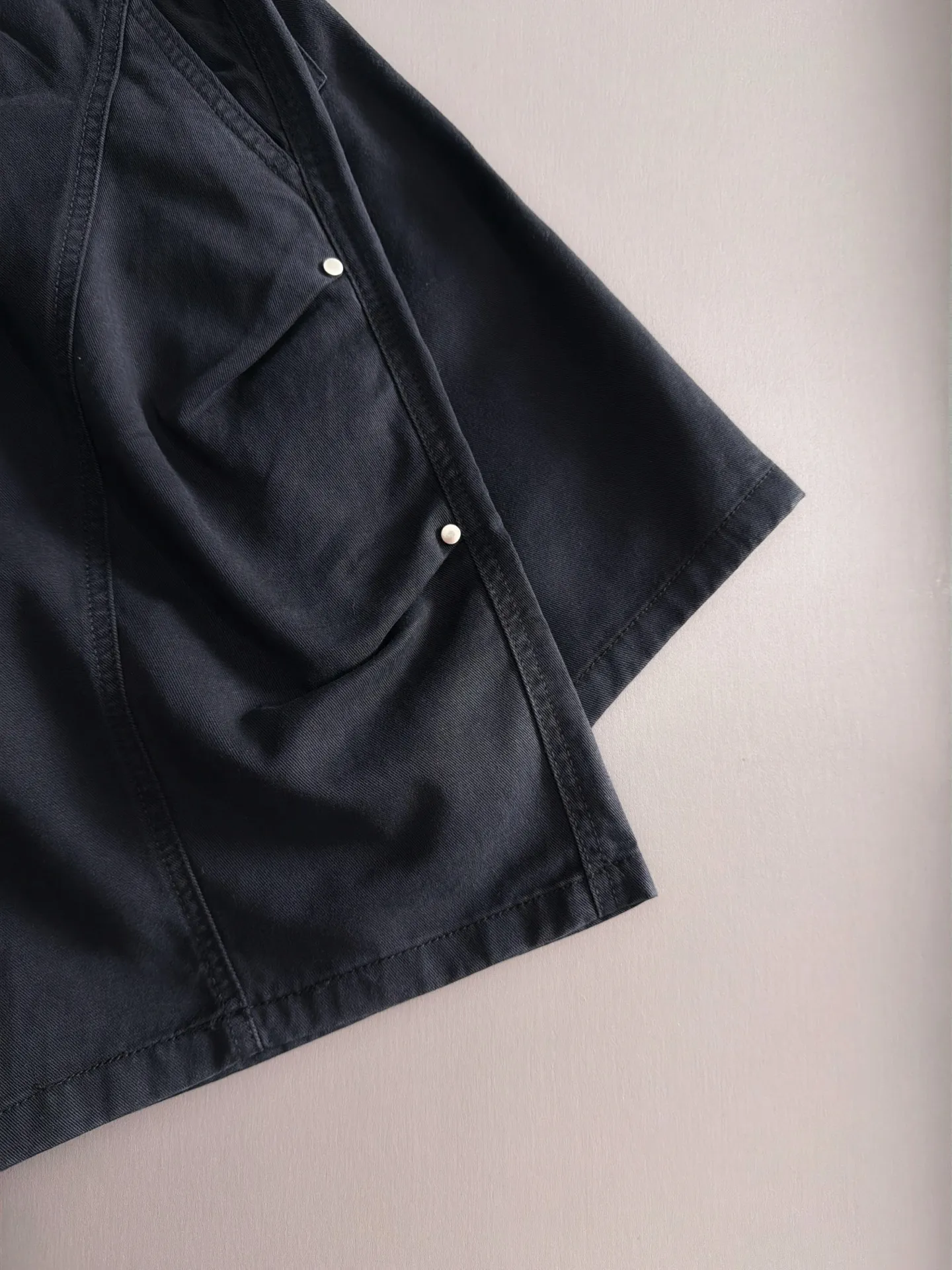 Burberry's 2026 spring and summer New Arrival elasticated casual shorts, made from counter-customized fabrics, Breathable, high comfort, impeccable details, brand element design concept, reflecting high quality. It feels delicate and soft! It presents a casual cut and the upper body shape is great! Sizes:S-2XL